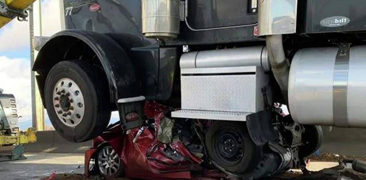 ΗΠΑ: Η στιγμή που φορτηγό πέφτει από αυτοκινητόδρομο σε δρόμο από κάτω πάνω σε άλλα τρακαρισμένα οχήματα (βίντεο)