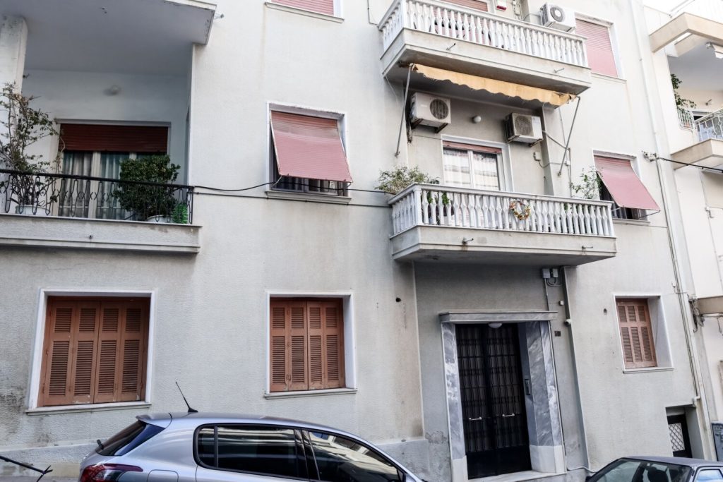 Δολοφονία 19χρονης στον Πειραιά: Ο 25χρονος την άφησε αβοήθητη στον καναπέ και έφυγε – Η τελευταία του ανάρτηση