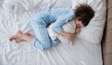 Ύπνος: Αυτή είναι η στάση που κάνει κακό στην πλάτη σας – Καλύτερα να την αποφεύγετε