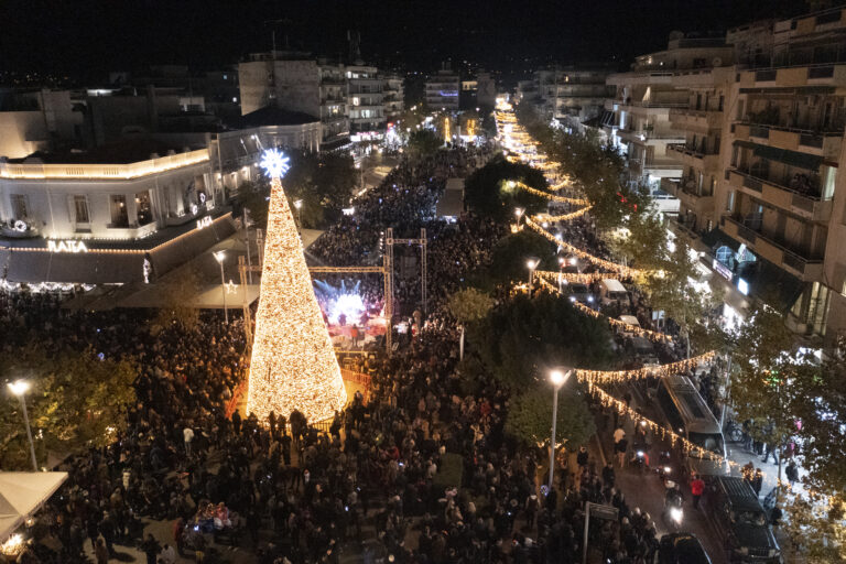 Χιλιάδες κόσμου στη φωταγώγηση του χριστουγεννιάτικου δέντρου στην Καλαμάτα (φωτό)