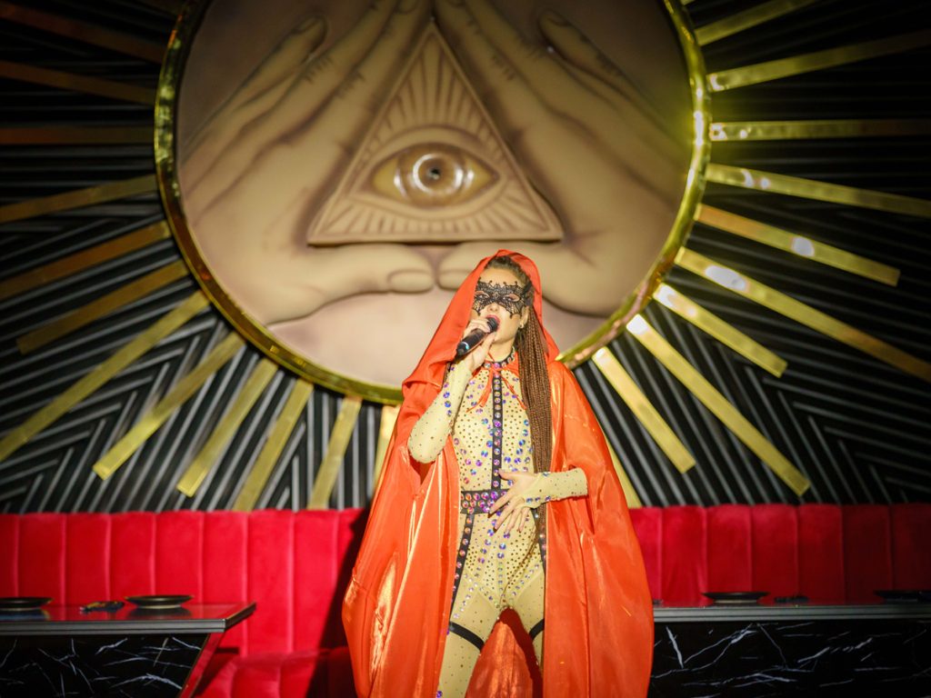 Ιλλουμινάτι:  Τώρα και σε μπαρ – Άνοιξε στο Ντουμπάι το πρώτο club  για τους… έχοντες και κατέχοντες