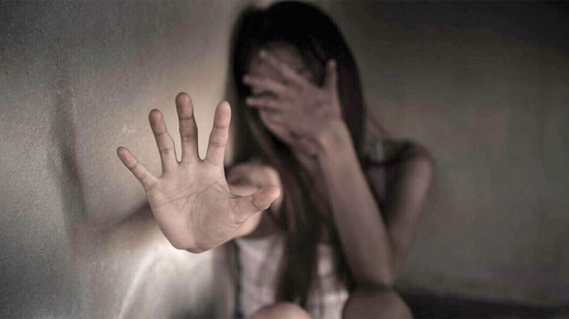 Bόλος: 13χρονη που είχε πέσει θύμα ασέλγειας από την μητέρα της κατήγγειλε και τον πατέρα της