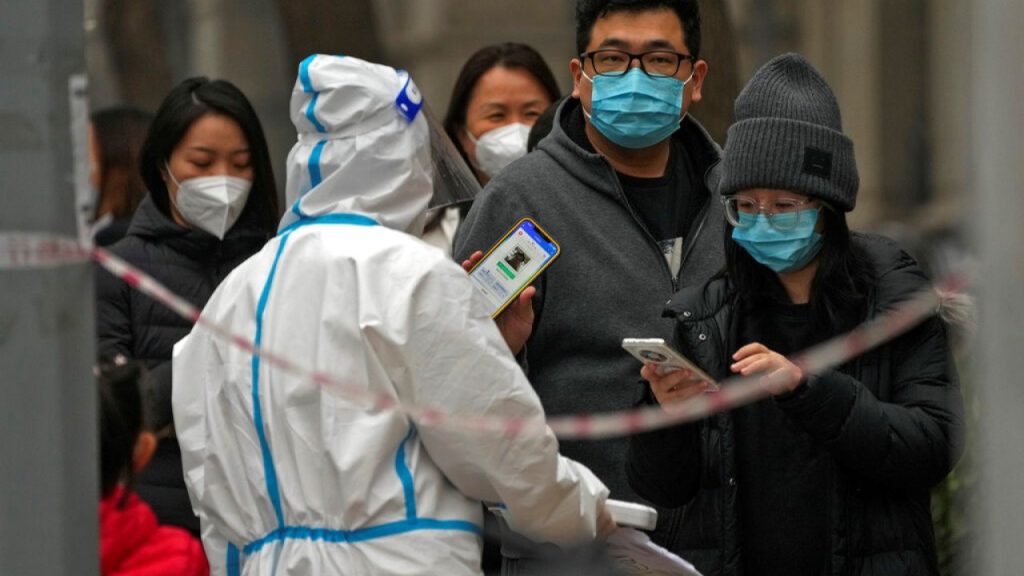 Κίνα: Σάλος με βίντεο ντοκουμέντο – Οι αρχές παίρνουν σηκωτό άνδρα για να τον πάνε σε κέντρο καραντίνας