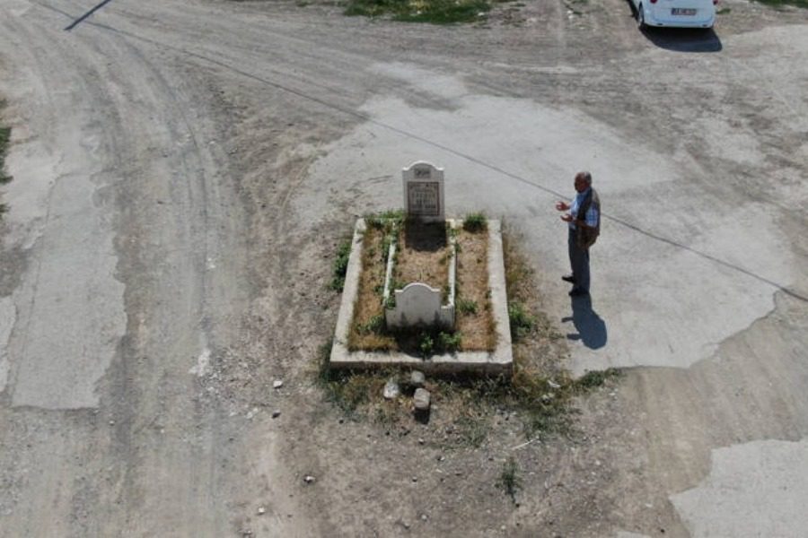 O δρόμος με τον μυστηριώδη τάφο στη μέση του και ο μύθος που τον ακολουθεί (βίντεο)