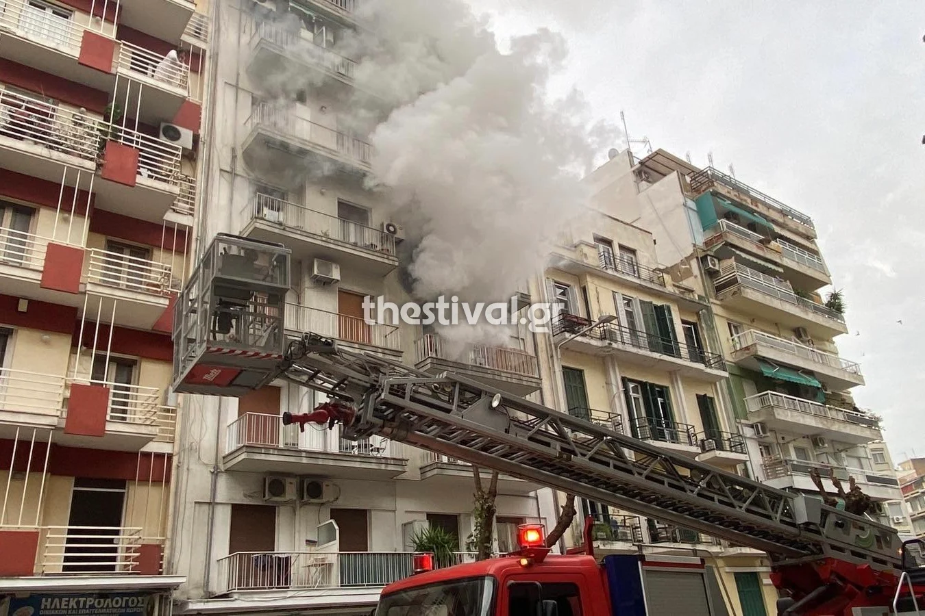 Φωτιά σε διαμέρισμα στo κέντρο της Θεσσαλονίκης – Αναφορές για εγκλωβισμένους