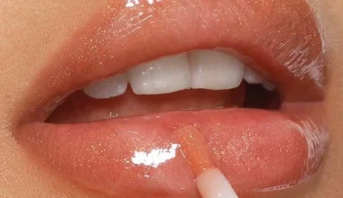 Wet lips: Δες πώς να κάνεις κι εσύ το viral beauty trend