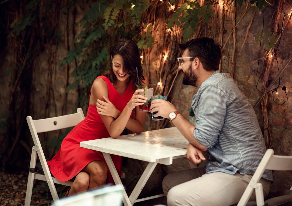 Θες να μάθεις αν «του αρέσεις;»: Τα σημάδια της «γλώσσας του σώματος» που θα σε βοηθήσουν!