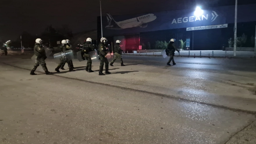 Θεσ/νίκη: Άγνωστοι επιτέθηκαν με βόμβες μολότοφ στις αστυνομικές δυνάμεις έξω από την Πύλη Εμπορίου της ΔΕΘ