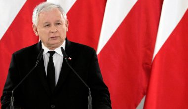 Ο αρχηγός κυβερνώντος κόμματος Πολωνίας κατά Γερμανίας: «Με την ειρήνη προσπαθεί όσα απέτυχε με τον πόλεμο»