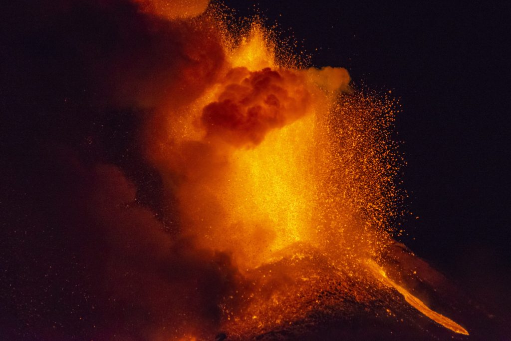 Δείτε εντυπωσιακές φωτογραφίες τραβηγμένες την στιγμή της έκρηξης (φωτο)