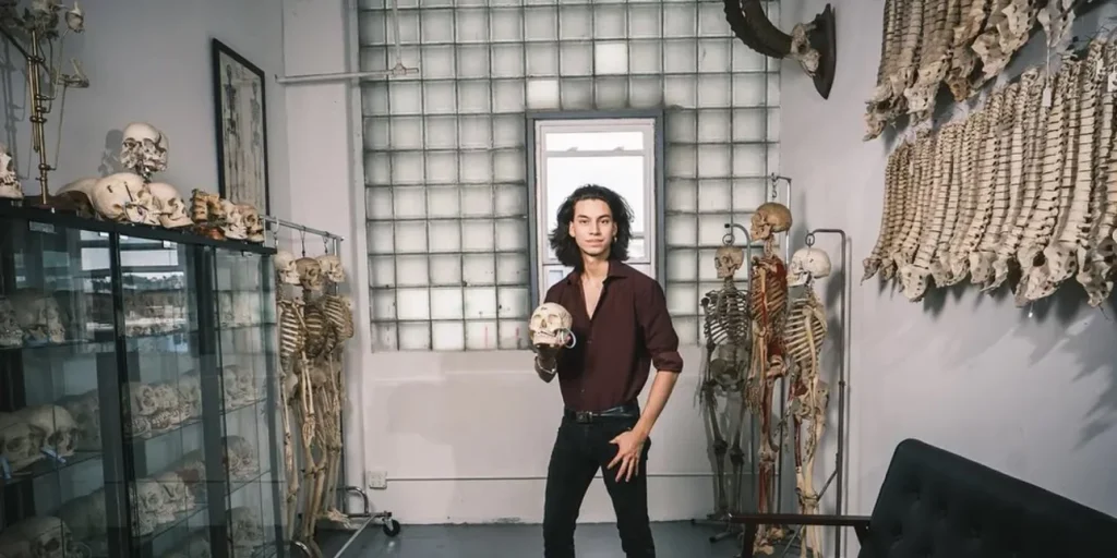 Είναι αυτό το πιο περίεργο επάγγελμα στον κόσμο; – 22χρονος εργάζεται ως πωλητής ανθρώπινων οστών (φωτό-βίντεο)