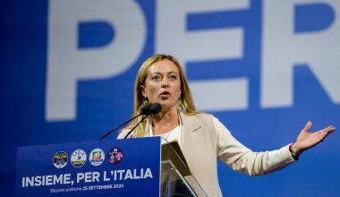 Η πρωθυπουργός της Ιταλίας Τ.Μελόνι κατά των τραπεζών και υπέρ των εμπόρων απορρίπτει την χρήση «πλαστικού χρήματος» για συναλλαγές κάτω των 60 ευρώ
