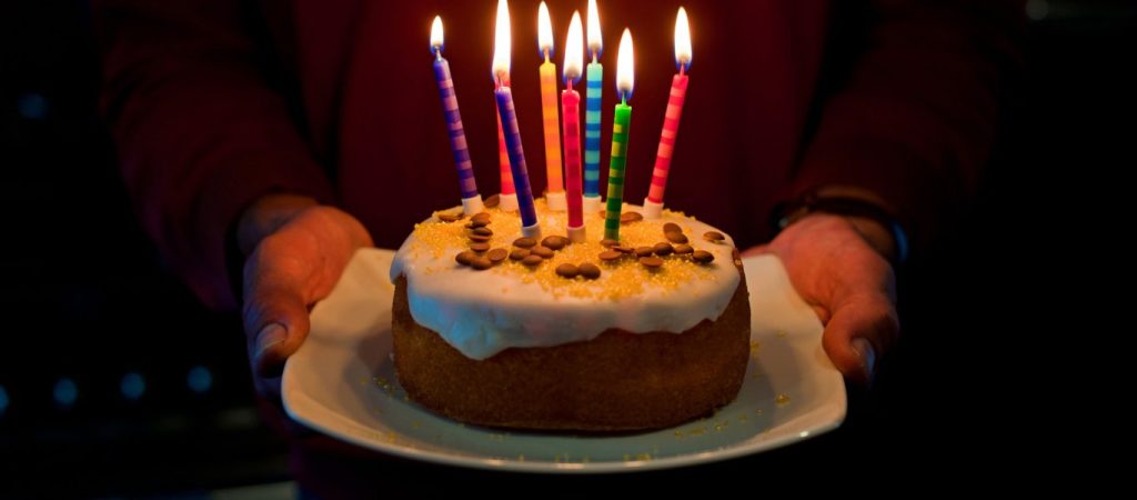Γιατί σβήνουμε κεράκια στις τούρτες γενεθλίων και πώς ξεκίνησε το έθιμο;
