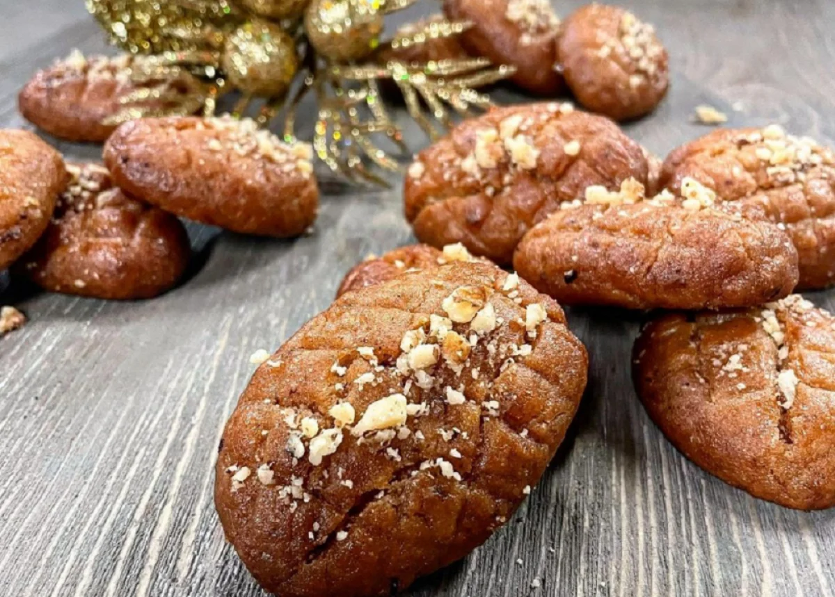 Θα «γλύφετε τα δάκτυλά σας»: Η συνταγή για μελομακάρονα χωρίς ζάχαρη και μέλι – Κάθε κομμάτι έχει 123 θερμίδες!