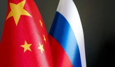 «Άσφαιρο» το πλαφόν στο ρωσικό πετρέλαιο – Κινεζικό ΥΠΕΞ: «Θα συνεχίσουμε την ενεργειακή συνεργασία με τη Ρωσία»