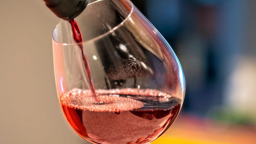 Θεσσαλονίκη: Σε δημοπρασία βγαίνουν 150 φιάλες κρασιού του αστικού αμπελώνα με ετικέτες-έργα τέχνης