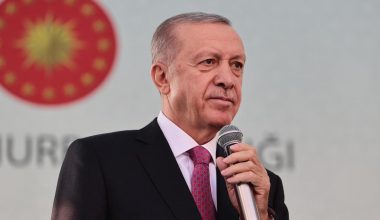 Τουρκία: Οι εκλογές πλησιάζουν και ο Ρ.Τ.Ερντογάν το… έριξε στα ερωτικά τραγούδια (βίντεο)