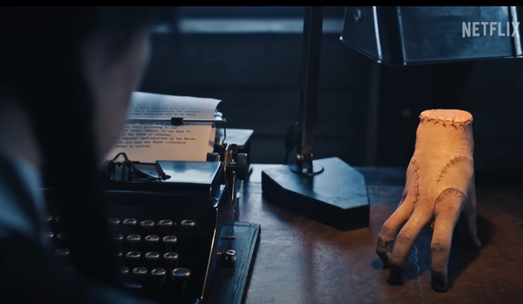 Wednesday: Το «The Thing» είναι αληθινός ηθοποιός – Δείτε πώς γυρίστηκαν οι σκηνές (βίντεο)