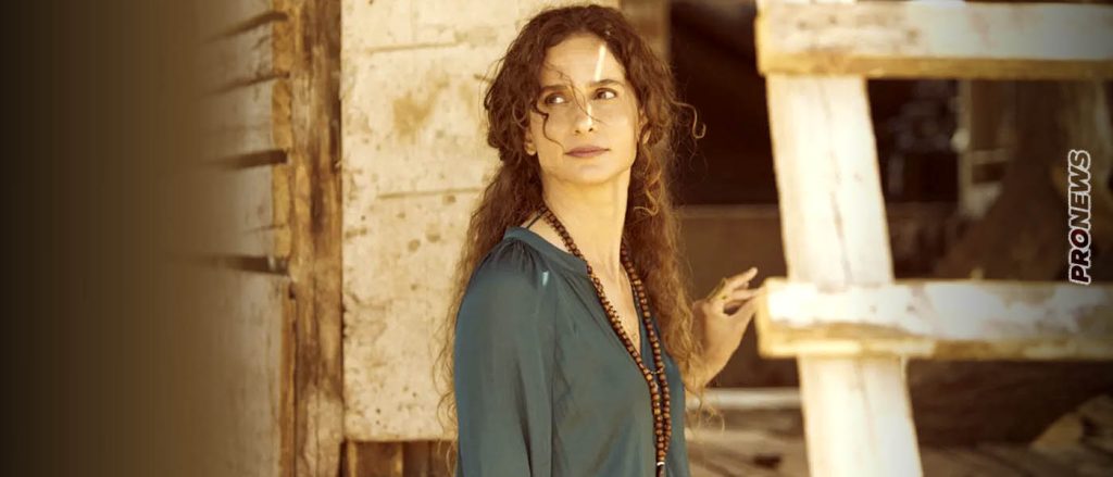 Η Μαρίνα Καλογήρου ποζάρει γυμνή με τον γιο της στην αγκαλιά και «μαγνητίζει» τα βλέμματα (φωτο)