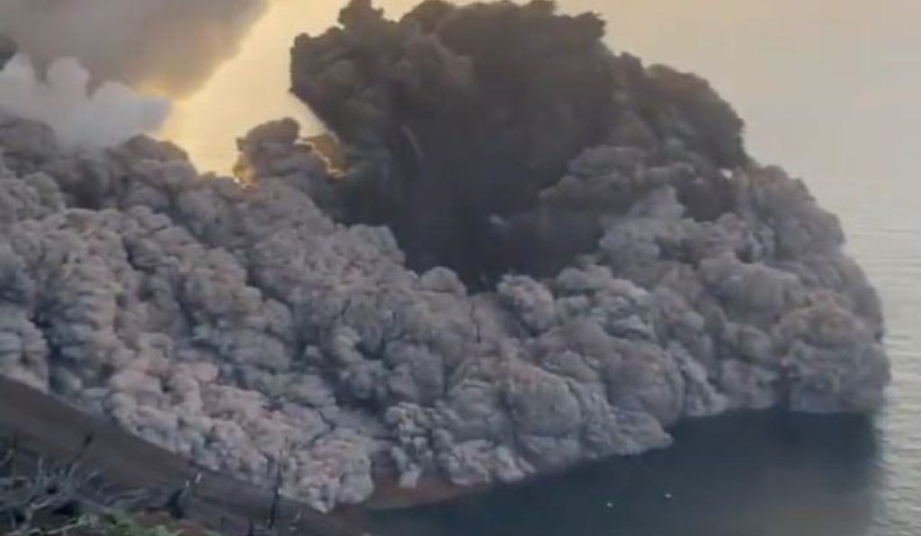 Ιταλία: Έκρηξη ηφαιστείου και νέος σεισμός 4,6 Ρίχτερ στο νησί Στρόμπολι (φωτό-βίντεο)