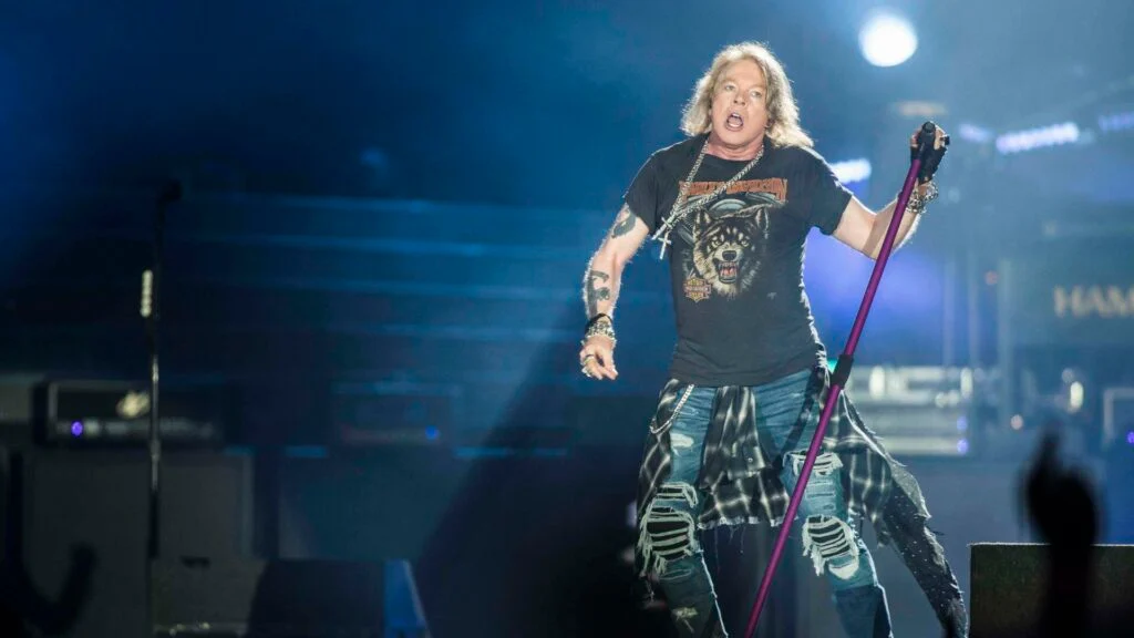 Guns N’ Roses: Γυναίκα καταγγέλλει ότι τραυματίστηκε από το μικρόφωνο του Axl Rose (βίντεο)