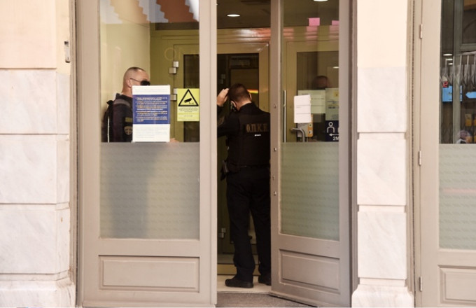 Αργυρούπολη: Συνελήφθη ο ληστής που εισέβαλε με χειροβομβίδα σε τράπεζα (upd)