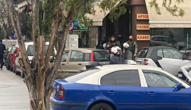 Θεσσαλονίκη: Δύο φορές πυροβόλησαν οι αστυνομικοί – Η ανακοίνωση της ΕΛ.ΑΣ. για τον τραυματισμό του 16χρονου