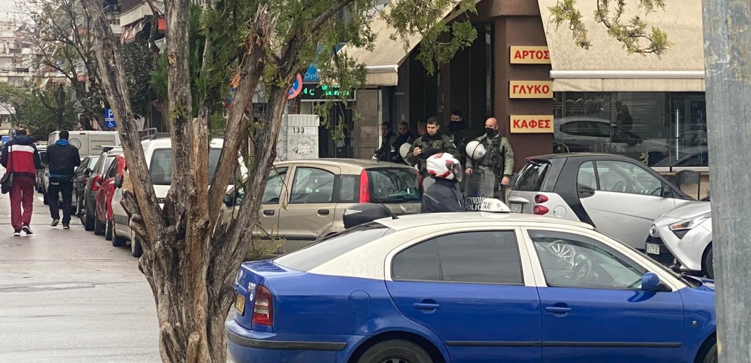 Θεσσαλονίκη: Δύο φορές πυροβόλησαν οι αστυνομικοί – Η ανακοίνωση της ΕΛ.ΑΣ. για τον τραυματισμό του 16χρονου