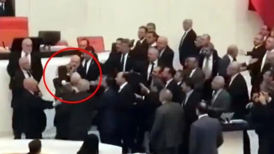 Άγριο ξύλο στη βουλή της Τουρκίας για τον προϋπολογισμό – Στην εντατική βουλευτής της αντιπολίτευσης (βίντεο)