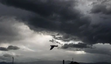 Καιρός: Βροχές και καταιγίδες «κόβουν» την Ελλάδα στα δύο – Πού θα ανοίξουν οι ουρανοί