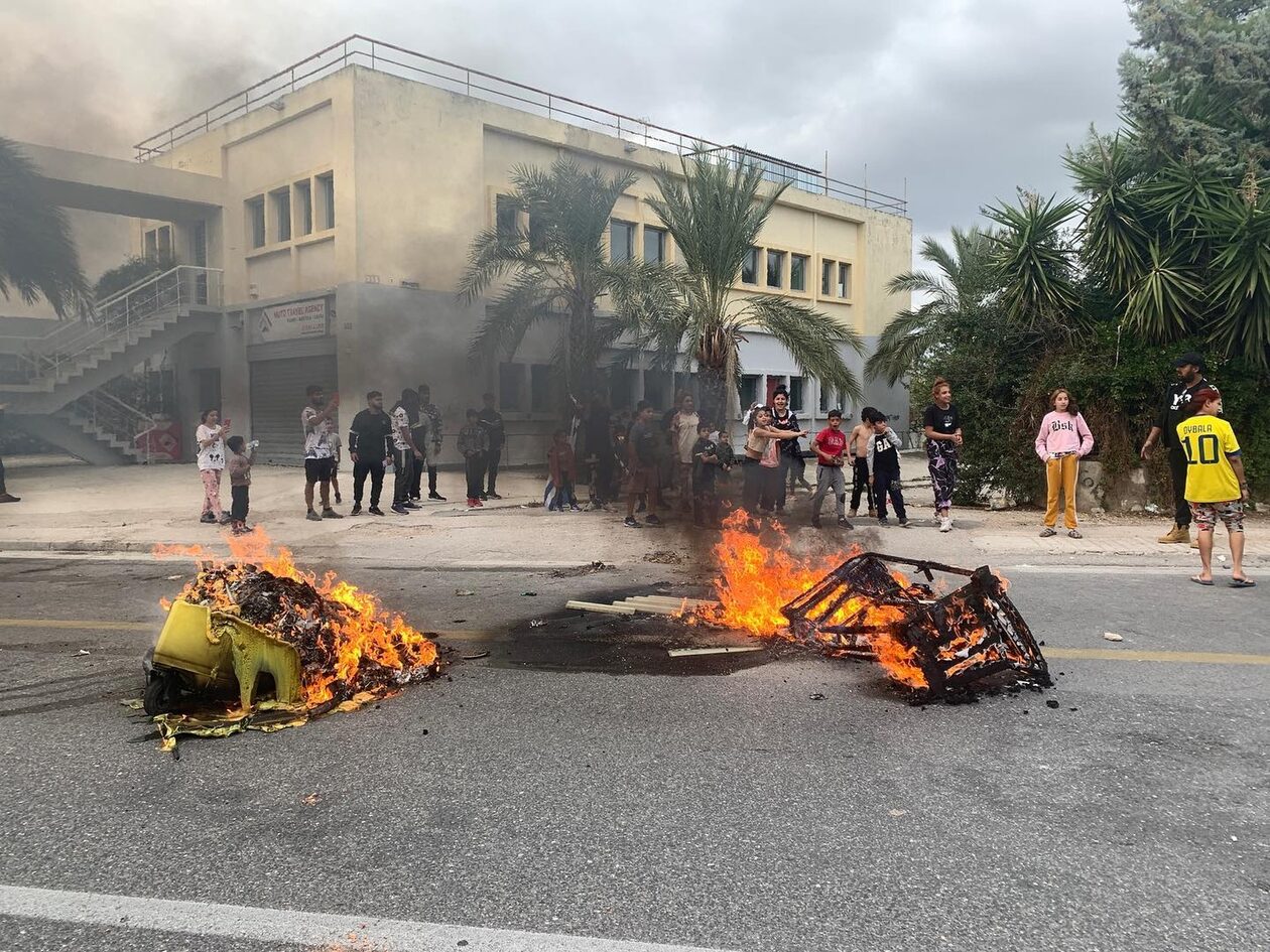 Κλειστή η Εθνική Οδός Αθηνών – Κορίνθου λόγω επεισοδίων με Ρομά: Οδοφράγματα σε  Μέγαρα και Ζευγολατιό (upd)