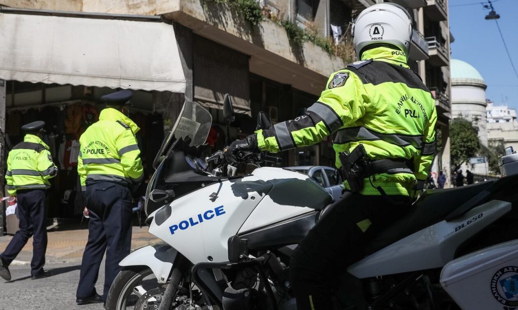 Η απολογία του εν ενεργεία συνταγματάρχη-ληστή που εισέβαλε με χειροβομβίδα σε τράπεζα: «Με έπνιγαν τα χρέη»