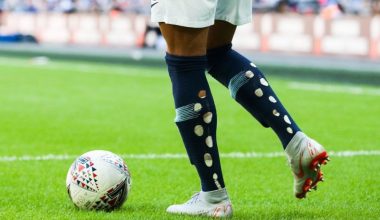 Ο λόγος υγείας που πολλοί ποδοσφαιριστές ανοίγουν τρύπες στις κάλτσες τους