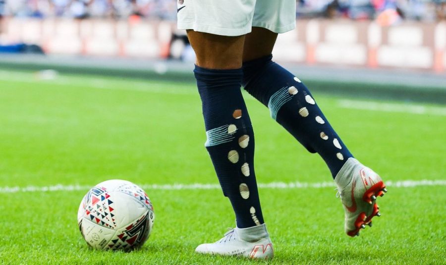 Ο λόγος υγείας που πολλοί ποδοσφαιριστές ανοίγουν τρύπες στις κάλτσες τους