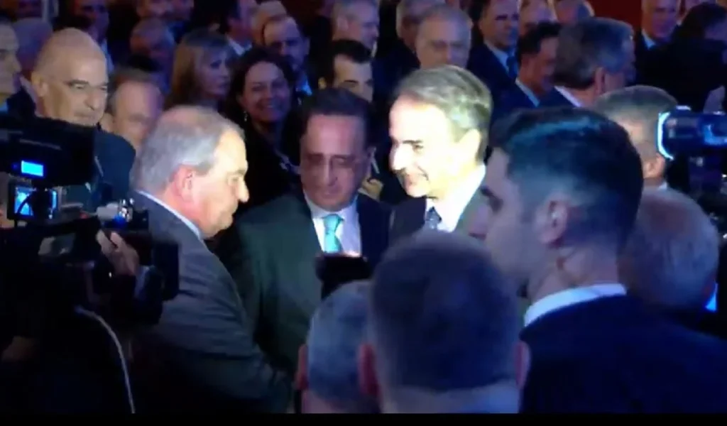 Η «παγωμένη» χειραψία Κ.Καραμανλή-Κ.Μητσοτάκη (φωτό)