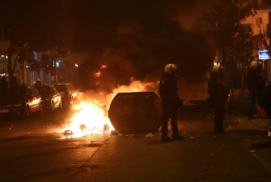 «Χάος» το βράδυ στην Αττική: Οι Ρομά «έκαψαν» την Αθήνα – Πυροβόλησαν στο πρόσωπο τον διοικητή της ομάδας ΟΠΚΕ (upd)