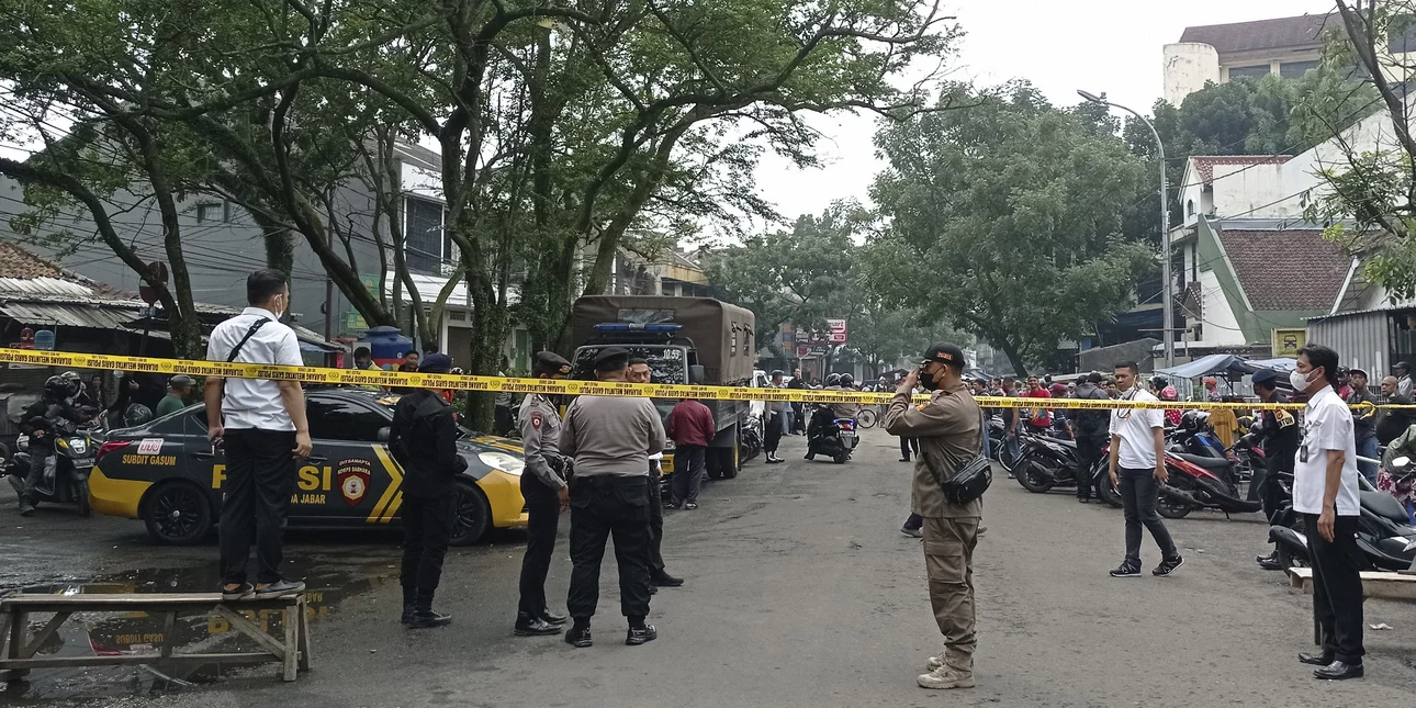 Ινδονησία: Βομβιστής-καμικάζι ανατινάχθηκε σε αστυνομικό τμήμα στην Ιάβα – Τρεις τραυματίες (φώτο)