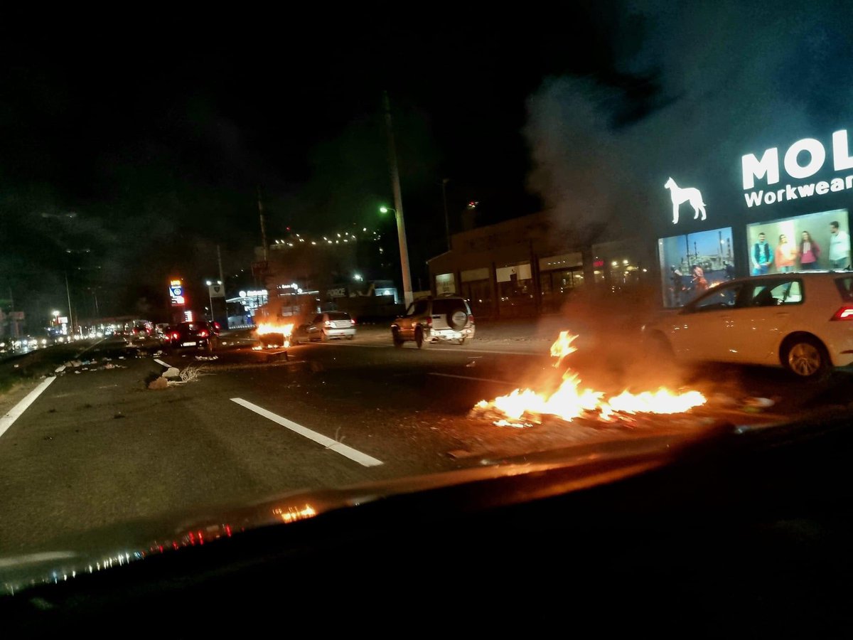 Νέες ταραχές από Ρομά: Φωτιές στον Ασπρόπυργο – Έκλεισαν τον Προαστιακό – Κλείνουν δρόμους και στην Θεσσαλονίκη (upd)