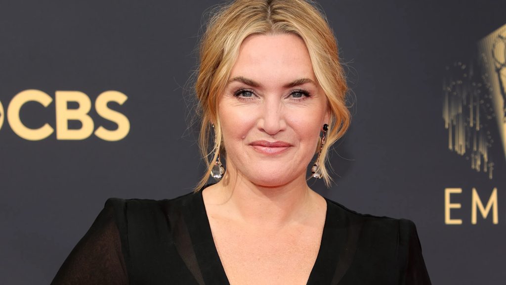 Κέιτ Γουίνσλετ: Τράβηξε όλα τα βλέμματα στο κόκκινο χαλί με την εκθαμβωτική εμφάνισή της (φώτο)