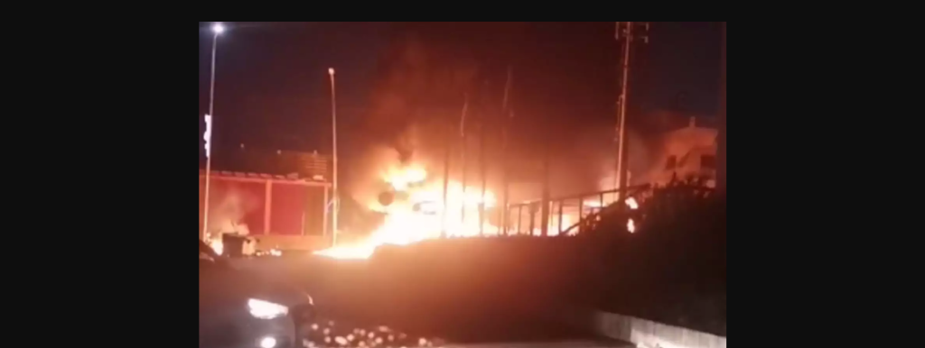 Κατάλυση της έννομης τάξης από τους Ρομά: Έβαλαν φωτιά σε λεωφορείο στο Μενίδι – Ρίχνουν βόμβες, πυροβολούν στην Θεσσαλονίκη