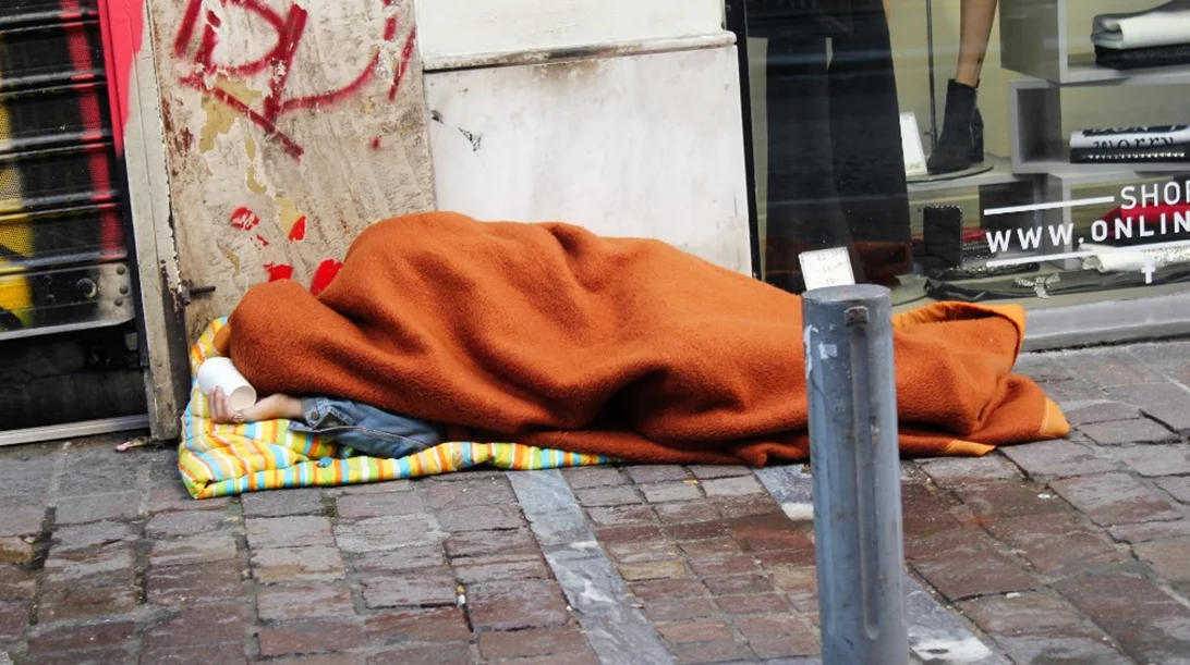 Η «ισχυρή» Ελλάδα του Κ.Μητσοτάκη: «Αόρατοι» άνθρωποι κοιμούνται δίπλα στις χριστουγεννιάτικες βιτρίνες