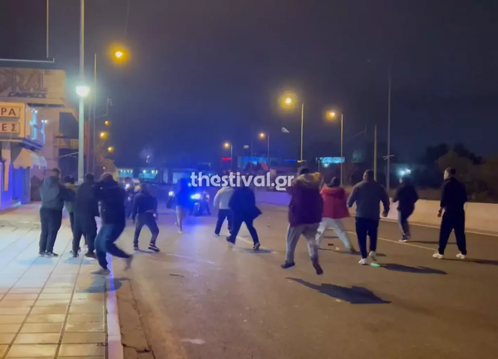Θεσσαλονίκη: Η στιγμή που ομάδα Ρομά επιτίθεται σε αστυνομικούς της ομάδας Ζ στη Σταυρούπολη (βίντεο)