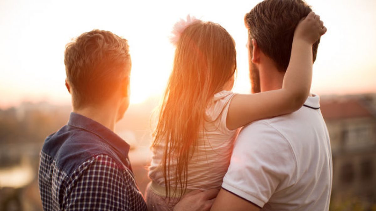 Πάνε να περάσουν από το «παράθυρο» την υιοθεσία παιδιών από ομοφυλόφιλα ζευγάρια: Αν τους αναγνωρίσει ένα κράτος αυτόματα τους αναγνωρίζουν όλα!