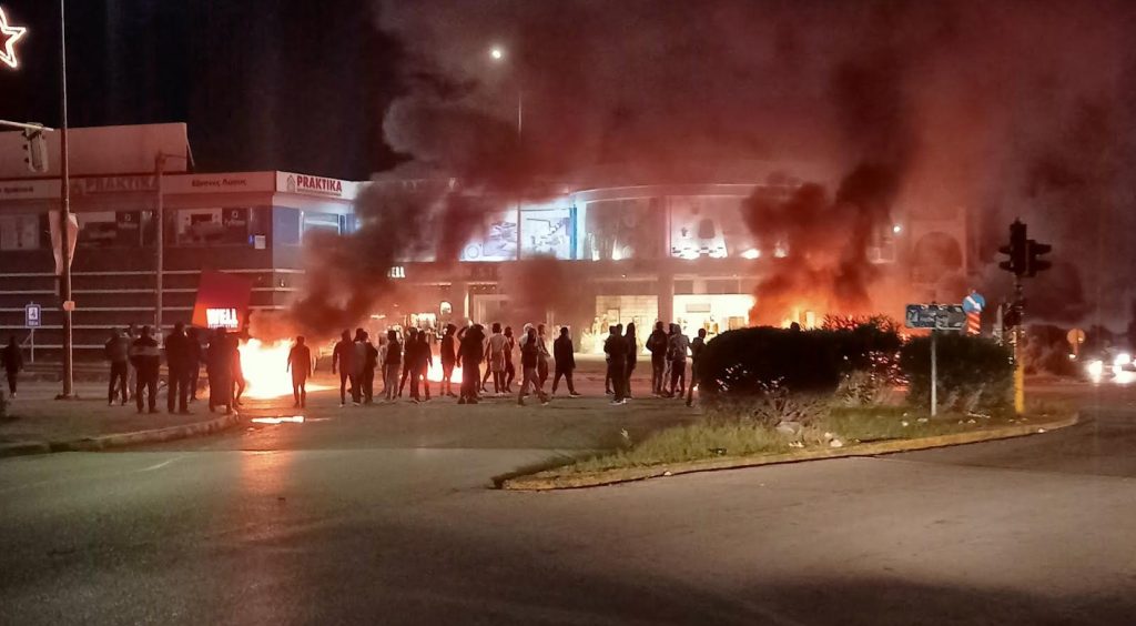 Επεισόδια από Ρομά και στο Αγρίνιο: Έκαψαν κάδους και πετούσαν πέτρες σε αστυνομικούς (βίντεο)