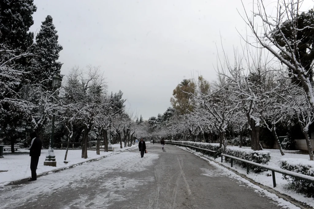 Τα Μερομήνια μίλησαν: Έρχονται «λευκά» Χριστούγεννα – Πού θα το “στρώσει” τις μέρες των γιορτών
