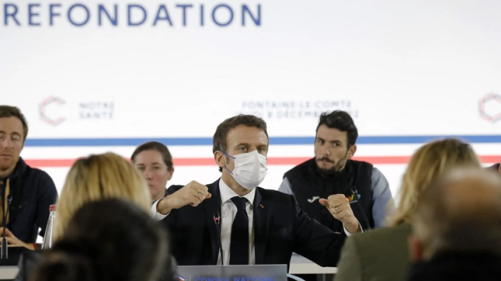 Ο Ε.Μακρόν φοβίζει τους Γάλλους φορώντας μάσκα γιατί δεν κάνουν νέες δόσεις εμβολίου για τον Covid: «Μπορεί να επανέλθει το μέτρο»