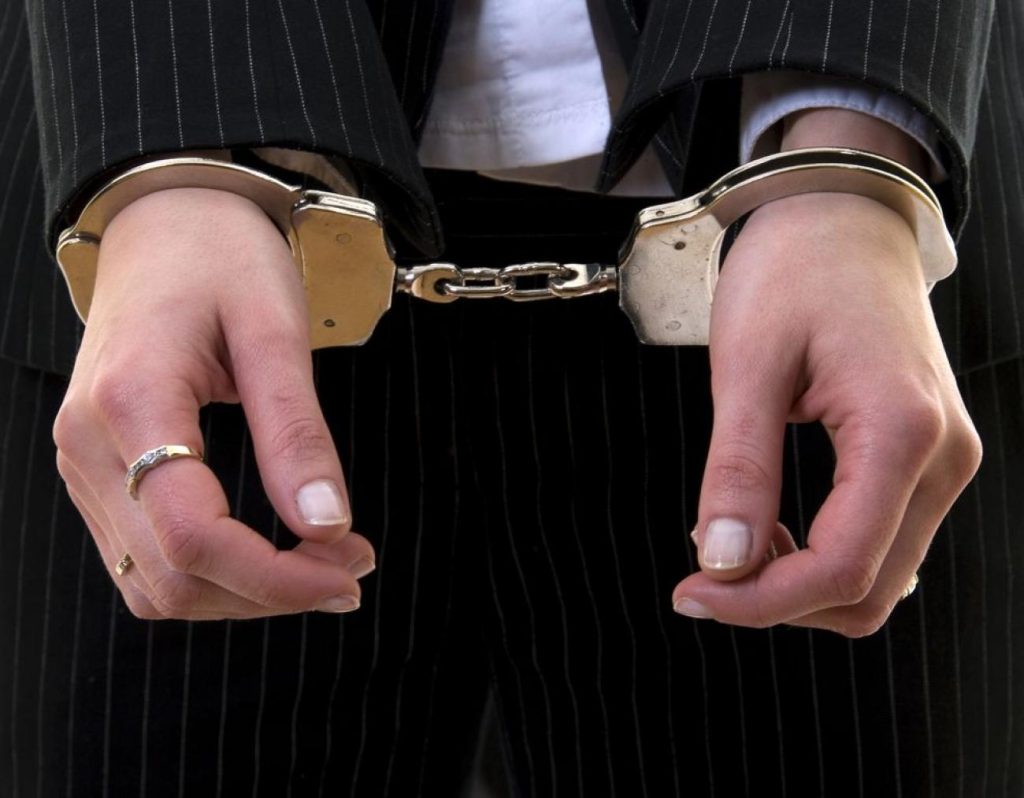 Κόρινθος: Χειροπέδες σε αλλοδαπή για απάτες – Εις βάρος της εκκρεμούσε ευρωπαϊκό ένταλμα σύλληψης