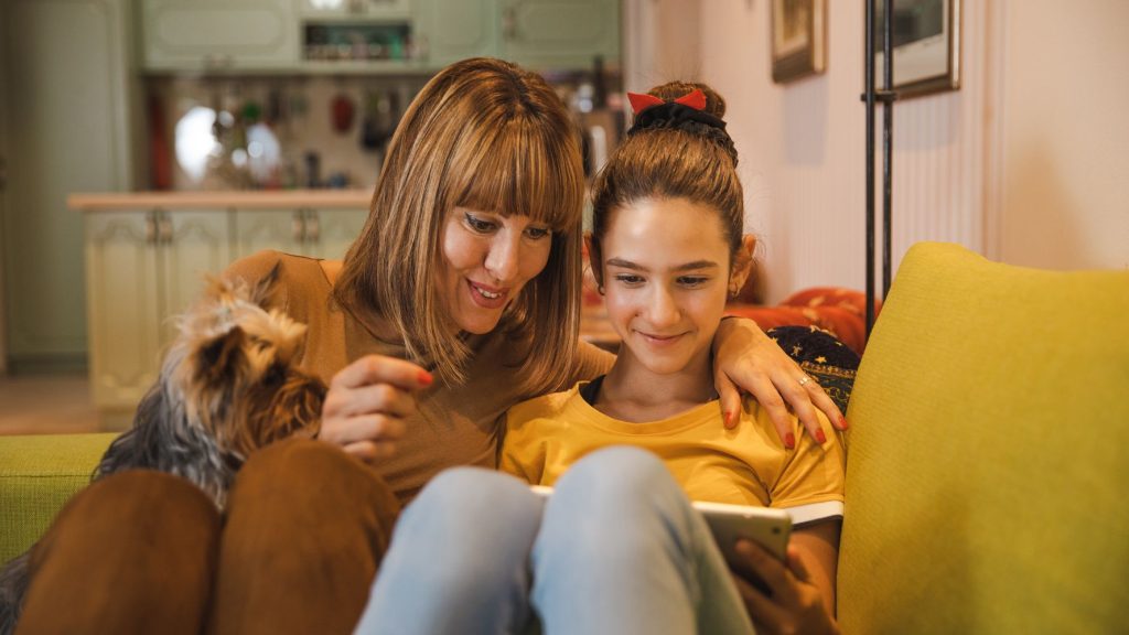 Πώς μπορεί να επιτευχθεί καλύτερη επικοινωνία με το παιδί στην εφηβεία – Συμβουλές διαχείρισης από τους γονείς