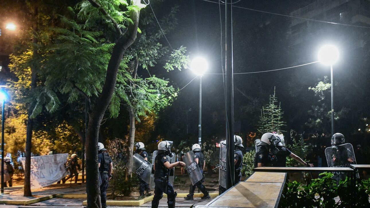 Εξάρχεια: Εμπρηστικές βόμβες κατά αστυνομικών – Στις φλόγες τρία αυτοκίνητα (βίντεο)