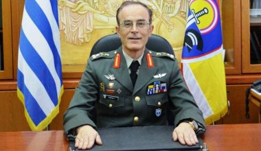 Επίτιμος Αρχηγός ΓΕΣ – Γ.Καμπάς: «Η ΕΥΠ πρέπει να προστατεύει τους Στρατηγούς όχι να τους παρακολουθεί» (βίντεο)